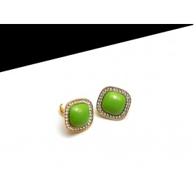 Cercei clips patrati verde deschis pe suport auriu cu microcristale albe